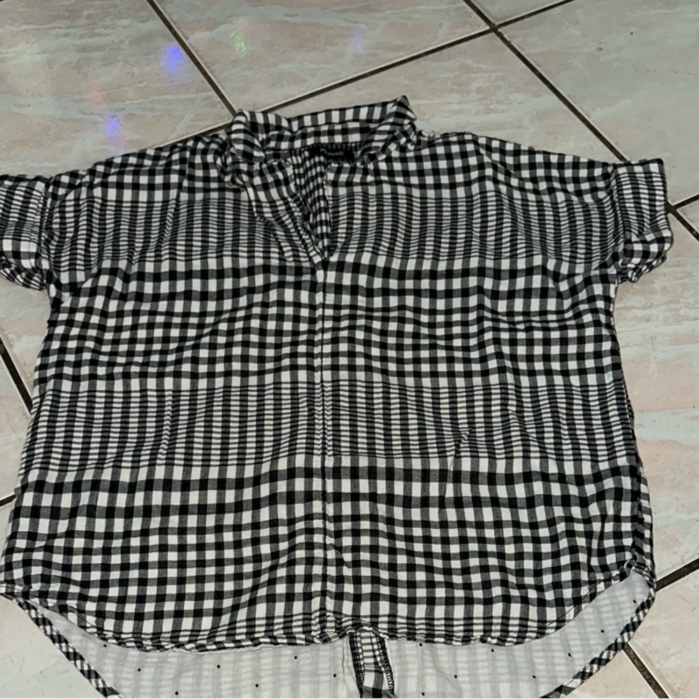 Black & White Check Short-Sleeve Shirt - Men's Casual Button-Up